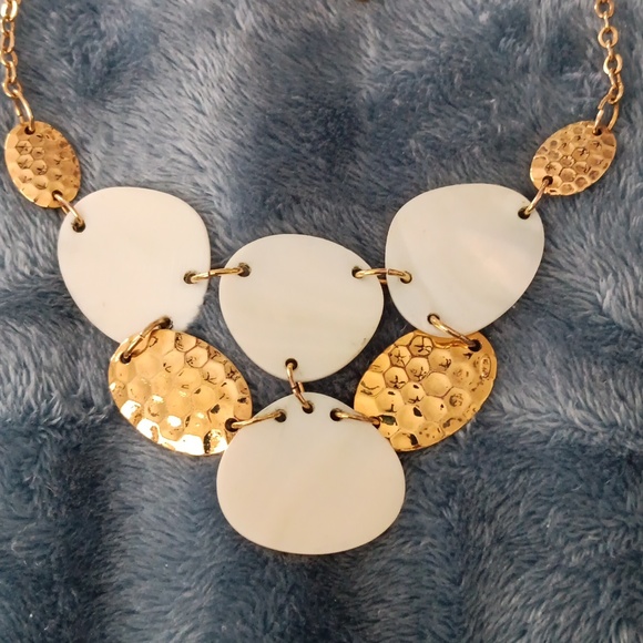 Avon mother of pearl and goldtone necklace - Picture 2 of 5